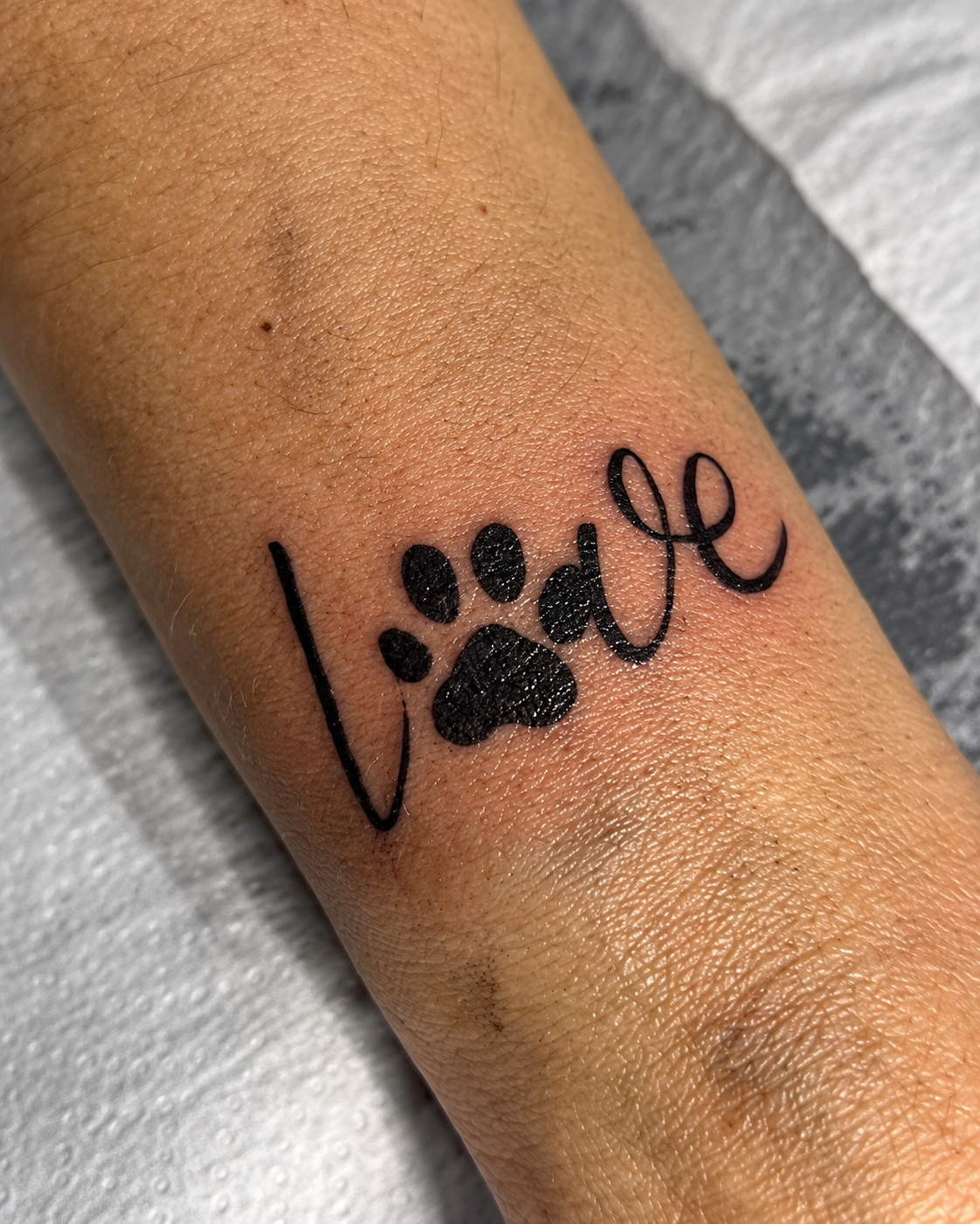 Tatuaggio Love sul polso